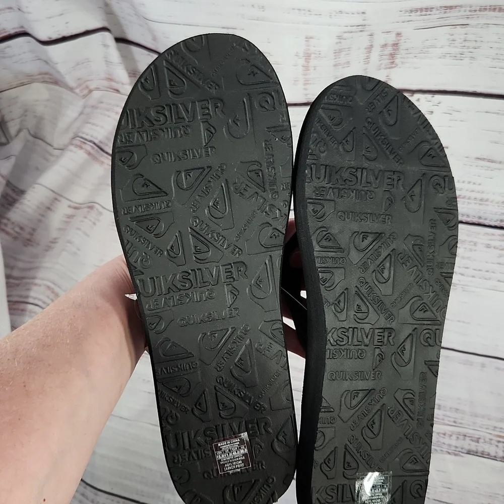 NWT Quiksilver men's floral carver flip-flop